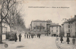 AA+ 39-(30) PONT SAINT ESPRIT - PLACE DE LA REPUBLIQUE - ANIMATION - CAFE DE LA BOURSE , BOULANGERIE SALAMBAUD - Pont-Saint-Esprit