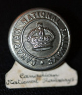 Bouton Ancien D'uniforme Compagnie De Chemins De Fer Canadien "Canadian National Railways" Canada - Eisenbahnverkehr