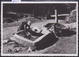 Verbier (Valais) - Lavandière Et Gamins à L'ancienne Fontaine Au Pied Des Chalets Anciens (15'681) - Verbier