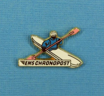 1 PIN'S /  ** KAYAKISTE BLEU " EMS " CHRONOPOST / EXPÉDITION COLIS EXPRESS ** . (Claude Benezit) - Canoeing, Kayak