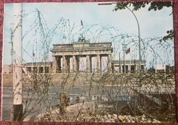 BERLIN , BRANDENBURG GATE CLOSED BY WALL ,POSTCARD - Brandenburger Deur