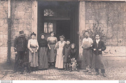 CARTE PHOTO GROUPE DE PERSONNES DEVANT UN PORCHE  LIEU NON IDENTIFIE - Zu Identifizieren