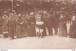 CARTE PHOTO GROUPE DE PERSONNES DANS UN PARC LIEU NON IDENTIFIE - To Identify