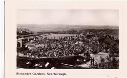 F76. Antique Postcard. Alexandra Gardens, Scarborough. - Scarborough