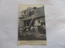 GRANDVILLERS ( 60 Oise ) GUERRE 19 MAI 1918 BOMBE CUISINE ROULANTE SUR UN TOIT TRES ANIMEES  MILITAIRES VUE TRES RARE - Grandvilliers