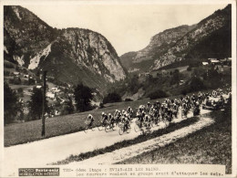 TOUR DE FRANCE 1935  PHOTO PARIS SOIR    .......6ème étape Évian Aix Les Bains Les Coureurs Roulent En Groupe - Wielrennen