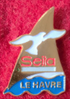 SUPER PIN'S "VOILE Sponsor SEITA Le HAVRE"" émaillé Base Or, Signé La Boite à Pin's. Format 2,4X1,8cm - Bateaux