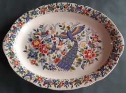 Grand Plat Ovale En Faïence, Richement Décoré Avec Paon, Oiseaux Et Fleurs. Très Bon état. Dimensions 48cm X 35cm. - Dishes