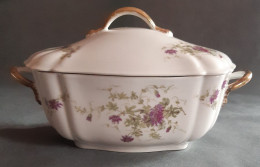 Soupière Ou Légumier En Porcelaine Fine De VIERZON, A.HACHE Et COMPAGNIE, Rectangulaire. Blanche Et Passiflore Violette. - Soupières