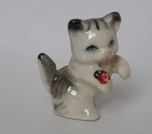 MINIATURE DE CHAT - GRIS BLANC NOIR - ASSIS, UNE COCCINELLE SUR PATE DROITE -  TROU DESSOUS - H 3,5 Cm - L 3 Cm - 15 Gr - Tiere