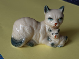 BELLE MINIATURE -  MAMAN CHATTE ET SON PETIT  QU'ELLE PROTEGE - TROU DESSOUS - L : 7cm - H : 5 Cm - Animals