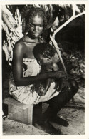 PC SURINAME HEIDENSEBOSNEGERVROUW MET KIND TYPE, VINTAGE POSTCARD (b53694) - Suriname