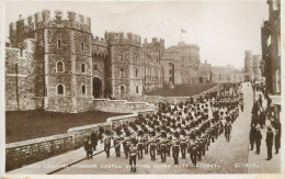 England Guard Leaving Windsor Castle & Gate Henry VIII - Windsor Castle