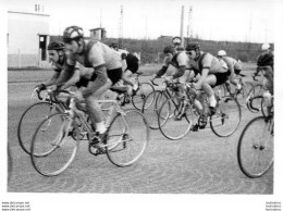PHOTO ORIGINALE   EQUIPE CYCLISME LES AIGLONS GRAMMONT PARIS 1960 PRESIDENT ANDRE BARBAL C14 - Wielrennen