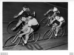 PHOTO ORIGINALE   EQUIPE CYCLISME LES AIGLONS GRAMMONT PARIS 1960 PRESIDENT ANDRE BARBAL C16 - Ciclismo