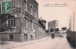 Rosny Sous Bois - Les Ecoles Et Rue De La Station    -  CPA °J - Rosny Sous Bois