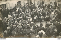 CARTE PHOTO PLACE DE VILLAGE JOUR DE FETE AVEC FANFARE - To Identify