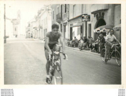 COURSE CYCLISTE 1967 LES ABRETS ET ALENTOURS ISERE PHOTO ORIGINALE FAURE LES ABRETS  11 X 8 CM R34 - Ciclismo