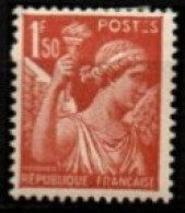 FRANCE   -  1944 .  Y&T N° 652 *.  E  De Postes Maculé - Ungebraucht