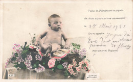 ENFANTS - Un Bébé Assis Sur Un Panier De Fleurs - Colorisé - Carte Postale Ancienne - Ritratti