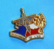 1 PIN'S //   ** GENDARMERIE DE L'AIR / AVION DE CHASSE ** . (Ballard Combs La Ville) Doré - Airplanes