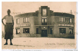 Carte Photo Gistel   Le Courreur Cycliste Sylvère Maes Devant Son Café   Vélo Course Cycliste Bistrot Estaminet - Gistel