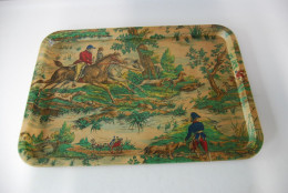 E1 Ancien Plateau En Plastique - Scene De Chasse - Frene Paris - Vintage - Plats