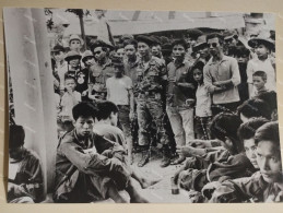 Photo MEKONG FEATURES. Vietnam War. Prisonniers Nord-vietnamiens. Attaque Communiste - Azië
