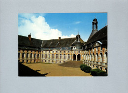 Saint Fargeau (89) : Le Chateau - La Cour D'honneur - Saint Fargeau