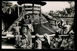 Région De  BRAZZAVILLE Funérailles D'un Roi Batéké Femmes Et Frères Du Défun Autour Du Catafalque 1955 Bardon - Brazzaville