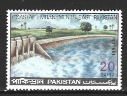 PAKISTAN. N°298 De 1971. Digue. - Eau