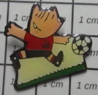 1818A Pin's Pins / Beau Et Rare / SPORTS /  FOOTBALL JEUX OLYMPIQUES 1992 BARCELONE MASCOTTE COBI - Football