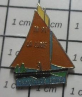 313F Pin's Pins / Beau Et Rare / BATEAUX / VOILIER VIEUX GREEMENT LA LUNE TROUVILLE SUR MER CALVADOS - Boats