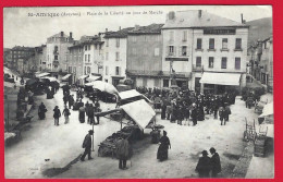 12 - SAINT-AFFRIQUE +++ Place De La Liberté Un Jour De Marché +++ - Saint Affrique