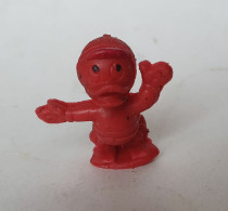 FIGURINE PUBLICITAIRE ESSO 1971 - En Gomme Ou Mousse De Plastique - DISNEY MICKEY -  NEVEU DE DONALD Rouge Type Glups - Disney