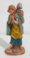 I117198 Pastorello Presepe - Statuina In Plastica - Donna Con Pecora - Kerstkribben