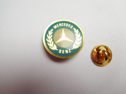 Beau Pin's , Auto Logo Mercédès Benz , Lettres Blanches , Diamètre : 22 Mm - Mercedes