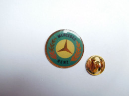 Beau Pin's , Auto Logo Mercédès Benz , Lettres Noires , Diamètre : 22 Mm - Mercedes