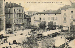 38 BOURGOIN PLACE CARNOT ET LA MAIRIE JOUR DE MARCHE - Bourgoin