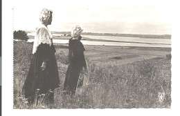 île D'ARZ - Deux Jeunes Femmes En Costume - Vue Sur Le Golfe - N°1109 éd. Du Lys - VENTE DIRECTE X - Ile D'Arz