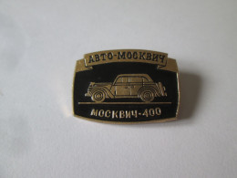 Insigne Russe Vers 1970 Avec Voiture Moskvich 400/Russian Badge 1970s With Moskvich 400 Car,size=27x20 Mm - Autres & Non Classés