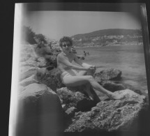 Négatif Film Snapshot -  PIN UP PLAGE  Jeune Femme Assise Sur Un Rocher - Plaques De Verre