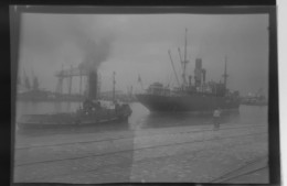 Négatif Film Snapshot -  Bateaux  Ships Navire Cargo Remorqueur Docks - A Identifier - Plaques De Verre