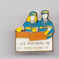 Pin's Les Postiers De Saint Porchaire   En Charente Maritime Dpt 17  Réf 2606 - Correo