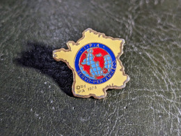 B Pins Pin's Ipa Servo Per Amikeco Iternational Police Association France Lapel Pin Tres Bon Etat Taille : 22 * 22 Mm En - Politie