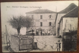Cpa 24 Dordogne, Hautefort, La Gendarmerie, Animée, éd Domège, écrite - Hautefort