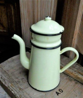 * Ancienne Cafetière émaillée, Jaune-pâle Et Avec Son Filtre (complète) - Other & Unclassified