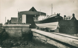 50 BARFLEUR - Le Canot De Sauvetage " Crestey Et Sauvé " ( Cachet De La SNSM Inauguration 1955 )   -  CPSM TB - Barfleur