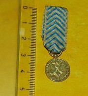 MEDAILLE EN REDUCTION  DE LA MEDAILLE D'AFRIQUE DU NORD  , REPUBLIQUE FRANCAISE , RUBAN D'ORIGINE EN BON ETAT ,  VOIR PH - France