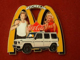 GROS Pin's  MERCEDES 4x4 B - JOHNNY HALLIDAY - MARILYN MONROE - MICHELIN - Taille : 60 X 55 Mm - Tirage : 25 Exemplaires - Mercedes